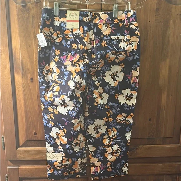 NWT Floral Women's Capri pants - Picture 5 of 6
